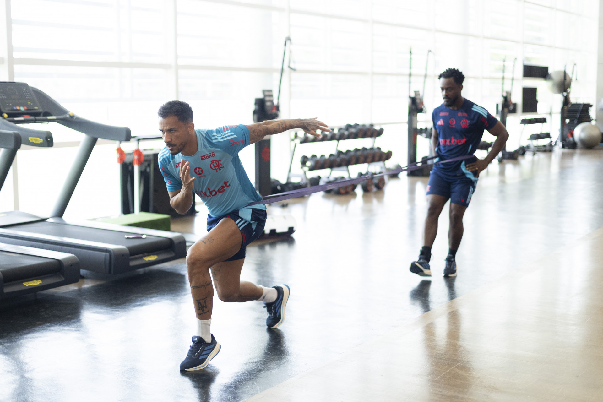 Danilo em a&ccedil;&atilde;o na academia do CT Ninho do Urubu - Adriano Fontes / Flamengo