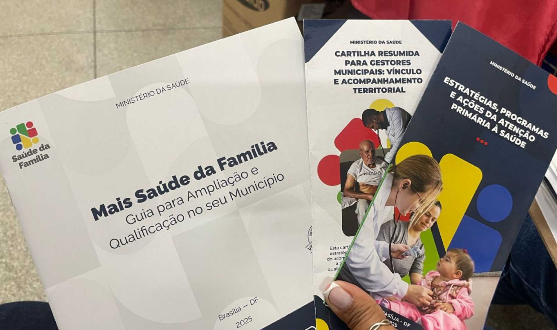 Materiais informativos distribu&iacute;dos no Acolhimento Locoregional do Programa Mais M&eacute;dicos -  PMJ / Samuel Sant?anna