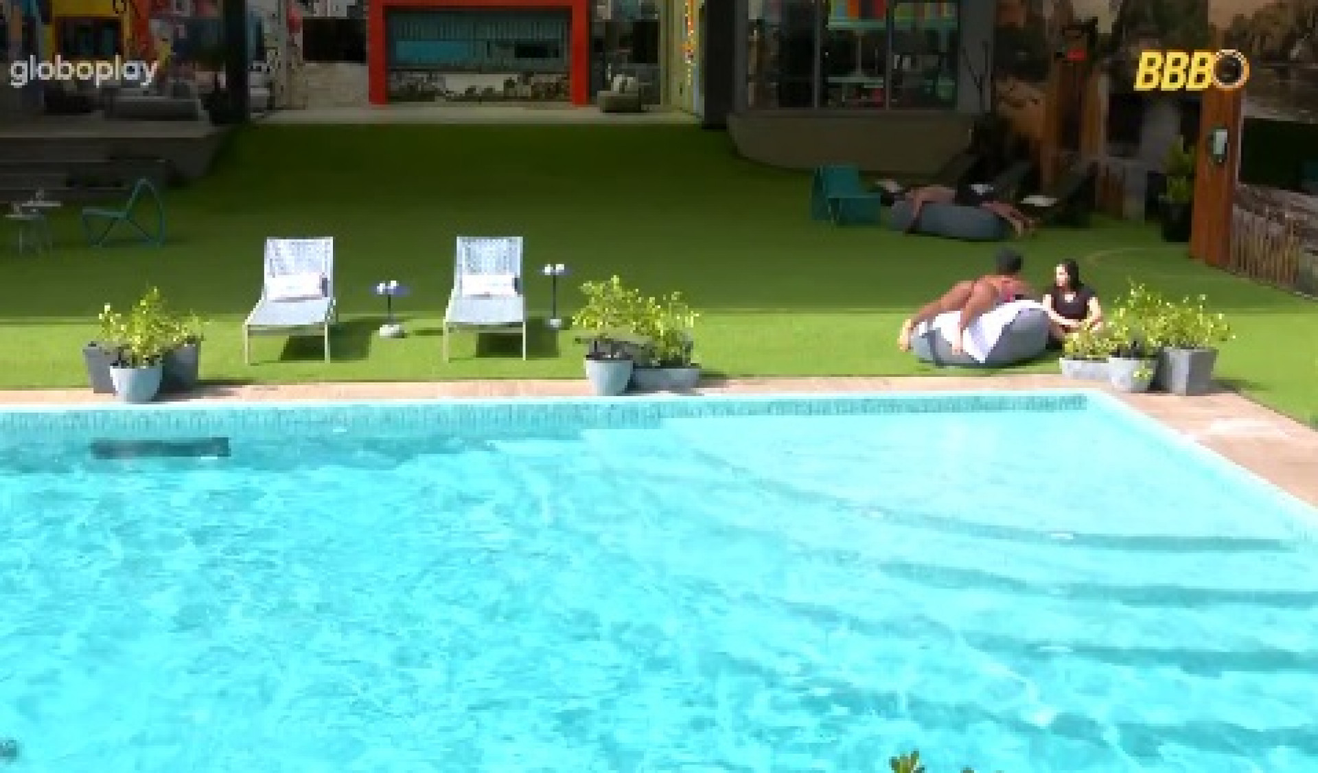 Aline e Daniele Hypolito conversam na piscina sobre o Big Fone  - Reprodução de Vídeo