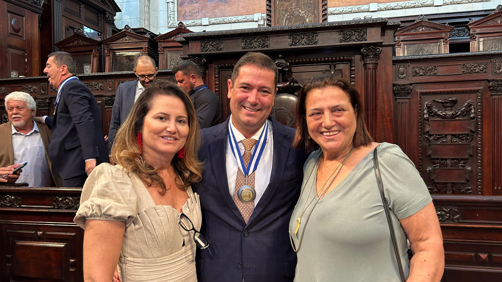 Prefeito Léo Vieira com a irmã Jane (esq) e a mãe Lúcia (dir), em cerimônia realizada na Alerj - Alex Machado