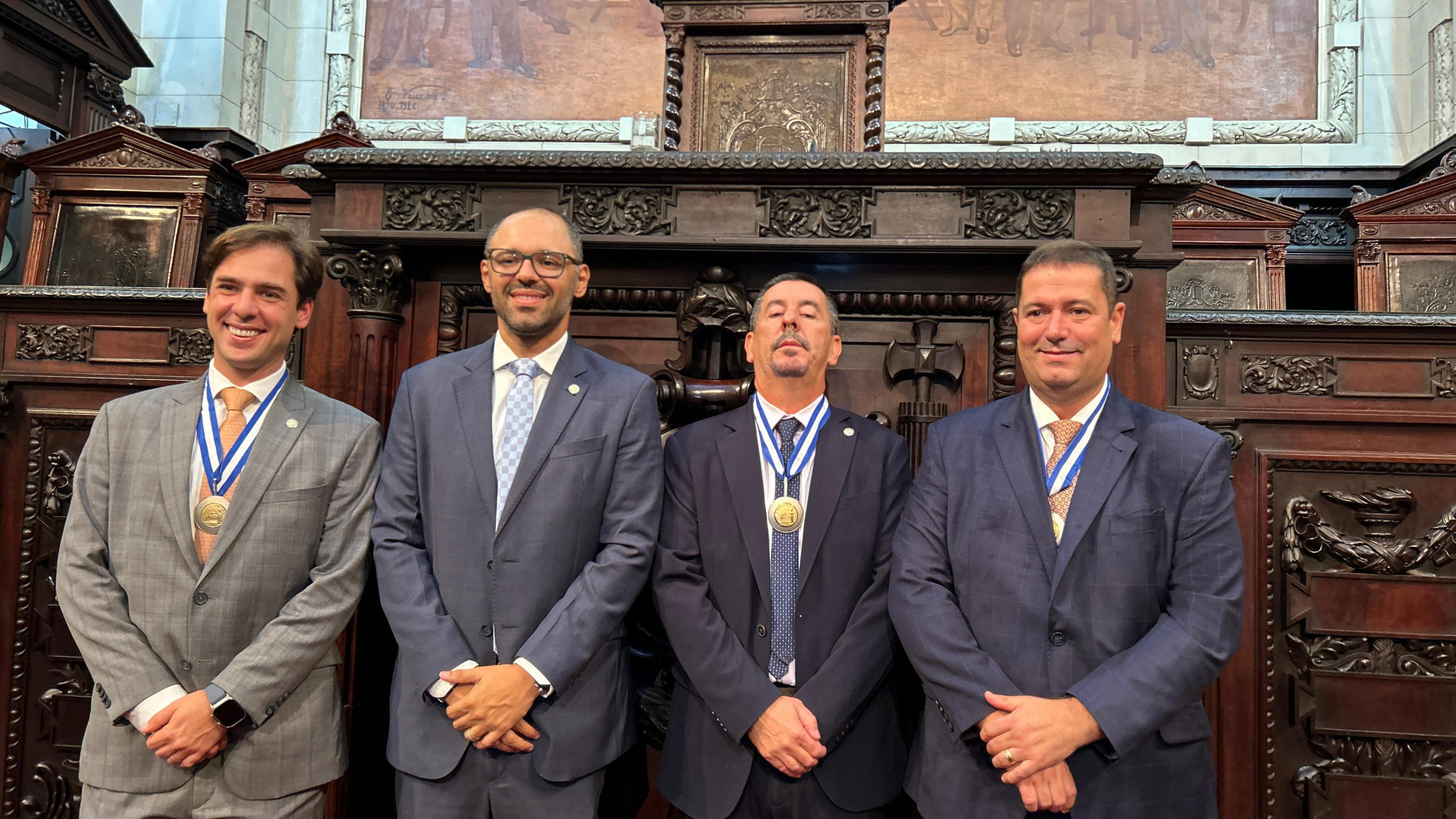 Os deputados estaduais Jorge Felippe Neto, Alexandre Knoploch e Val Ceasa, com o prefeito Léo Vieira - Alex Machado