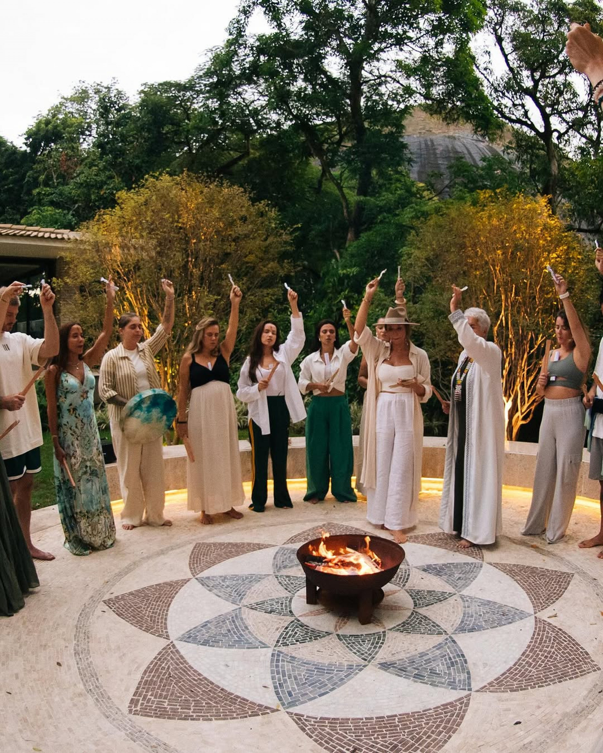 Anitta celebra ritual com amigos e famosos - Reprodução / Instagram