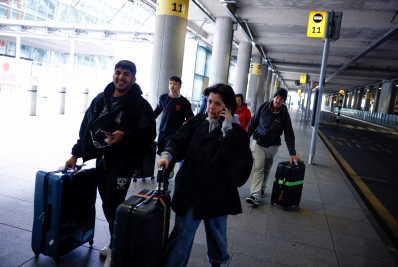 Maior aeroporto da Europa está 'plenamente operacional' após incêndio