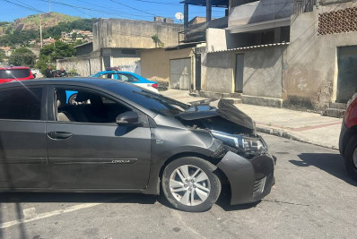 PM é morto a tiros dentro de carro na comunidade Faz Quem Quer, em Rocha Miranda