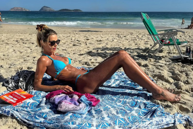De biquíni, Yasmin Brunet renova o bronze em praia do Rio