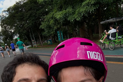 Duda Nagle passeia com a filha no Parque Ibirapuera
