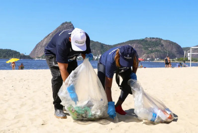 Voluntários retiram mais de 600 kg de resíduos da Baía de Guanabara