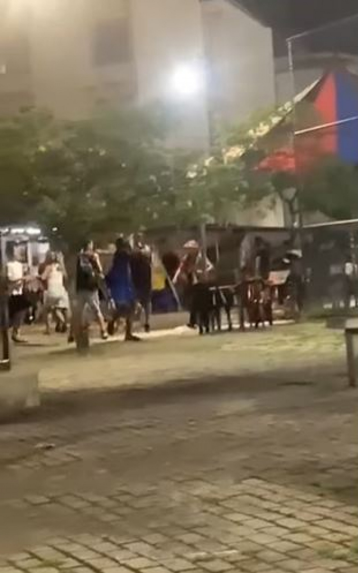 Imagens mostram tumulto e correria durante briga que terminou com homem esfaqueado em Irajá - Ana Fernanda Freire