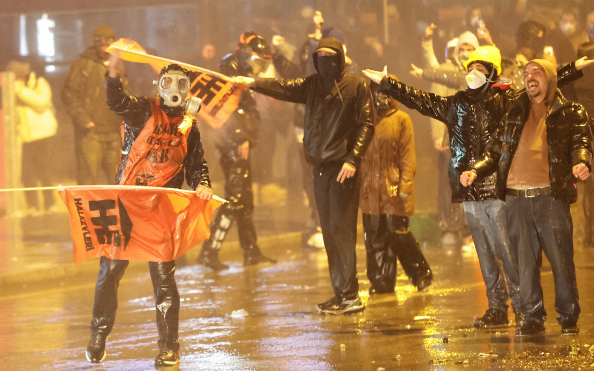 Manifestantes protestam desde a detenção do prefeito de Istambul