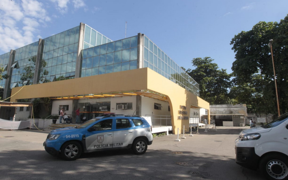 Familiares do PM Everton Brasil estiveram no IML na manhã deste domingo (23) - Reginaldo Pimenta/Agência O DIA