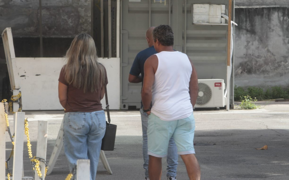 Familiares do PM Everton Brasil estiveram no IML na manhã deste domingo (23) - Reginaldo Pimenta/Agência O DIA