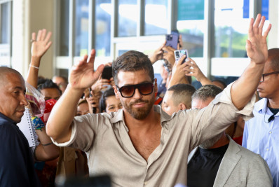 Can Yaman, da série 'El Turco', causa tumulto na chegada ao Brasil