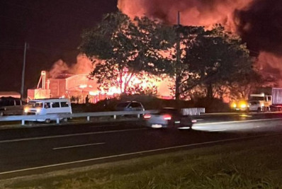 Incêndio em fábrica de amendoim em SP já dura mais de 38 horas