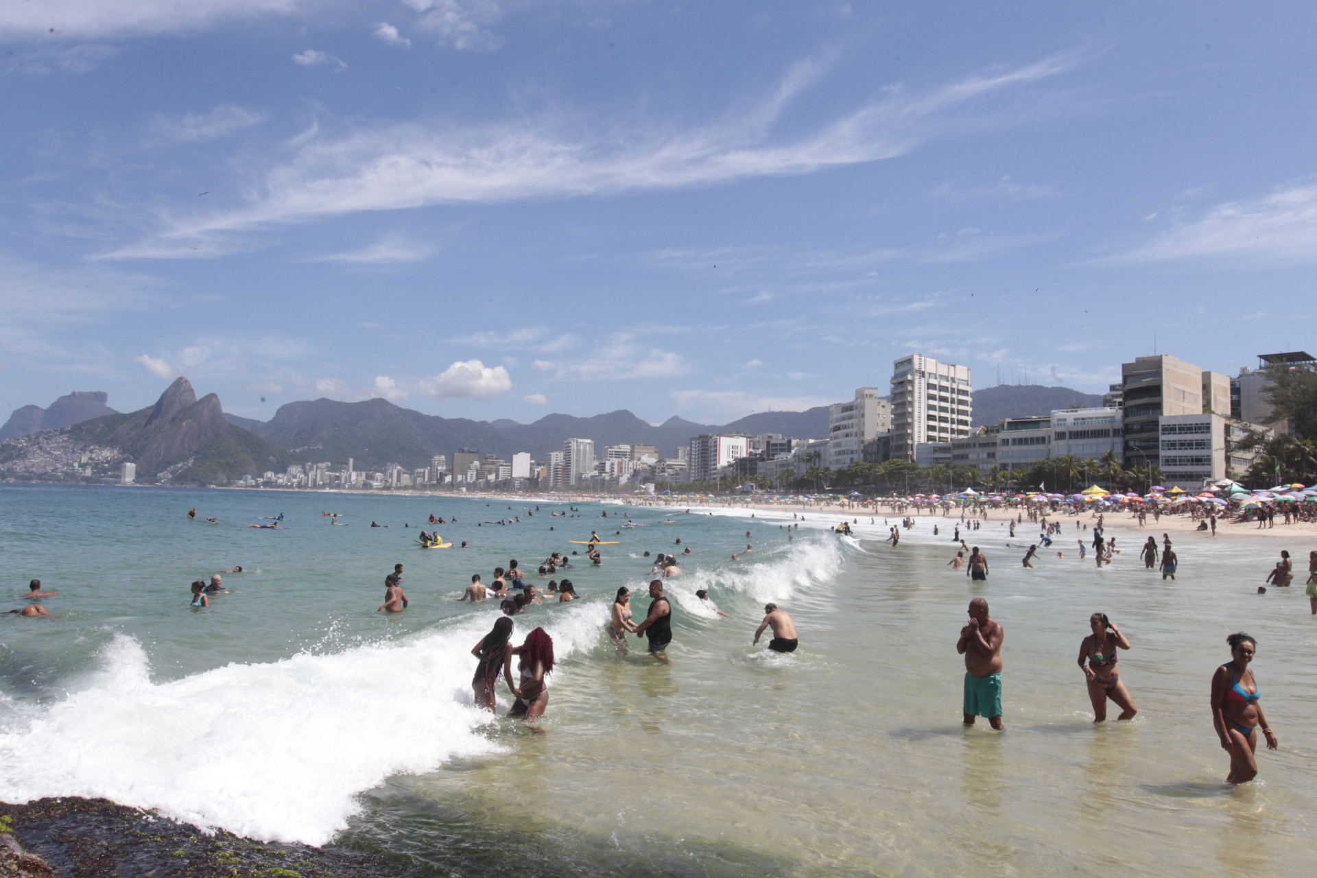 Movimentação na Praia do Arpoador, Zona Sul do Rio de Janeiro, neste domingo(23). - Reginaldo Pimenta / Agencia O Dia