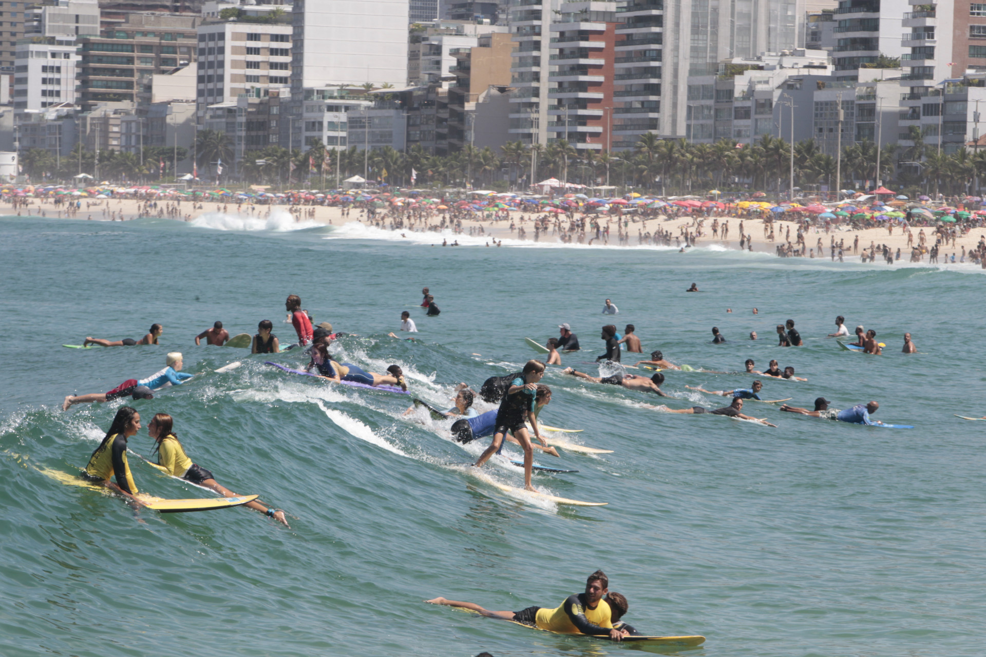 Surfistas desfrutaram das ondas para praticar o esporte na Praia do Arpoador - Reginaldo Pimenta / Agencia O Dia