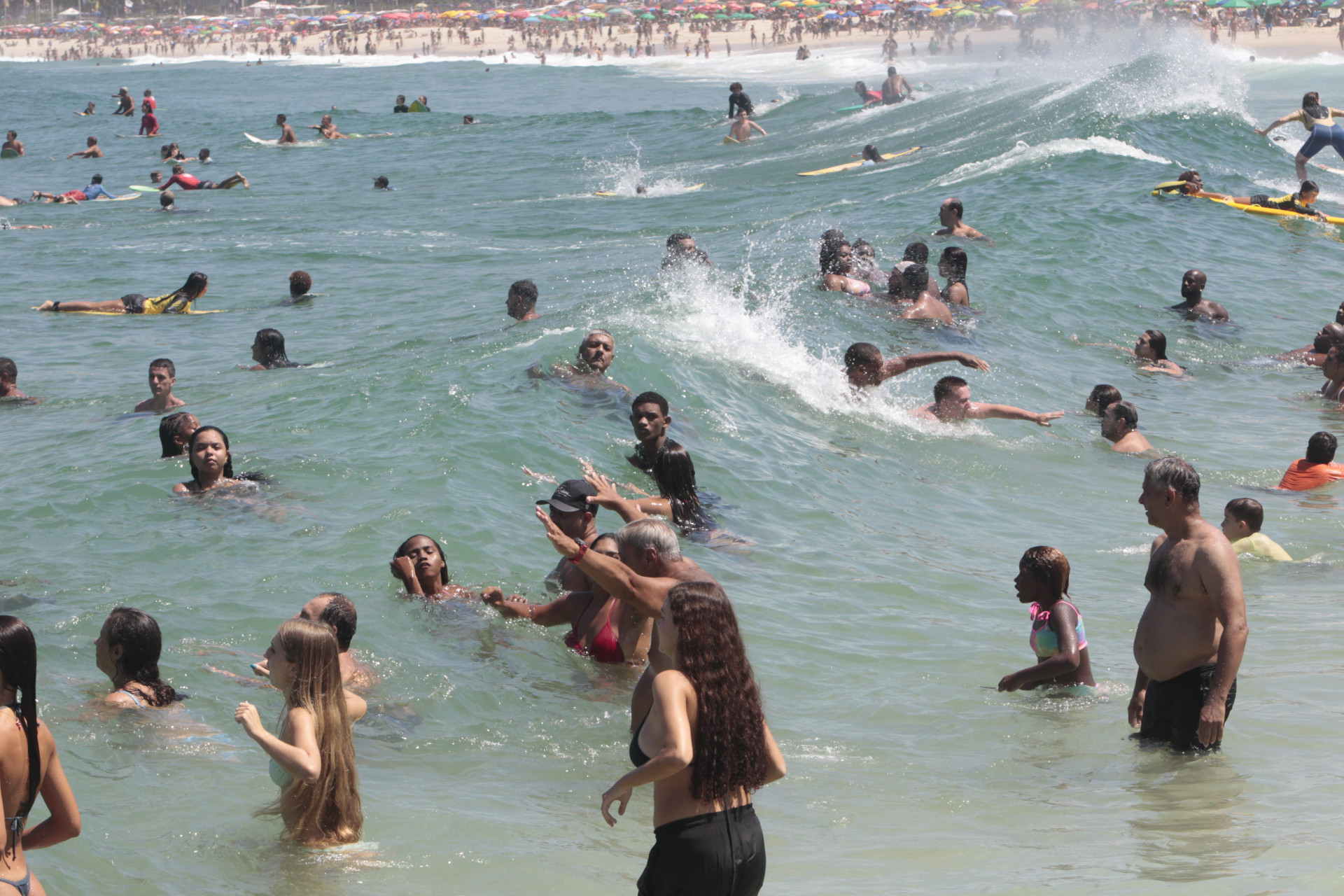 Cariocas e turistas aproveitaram &aacute;gua cristalina da Praia do Arpoador - Reginaldo Pimenta / Agencia O Dia