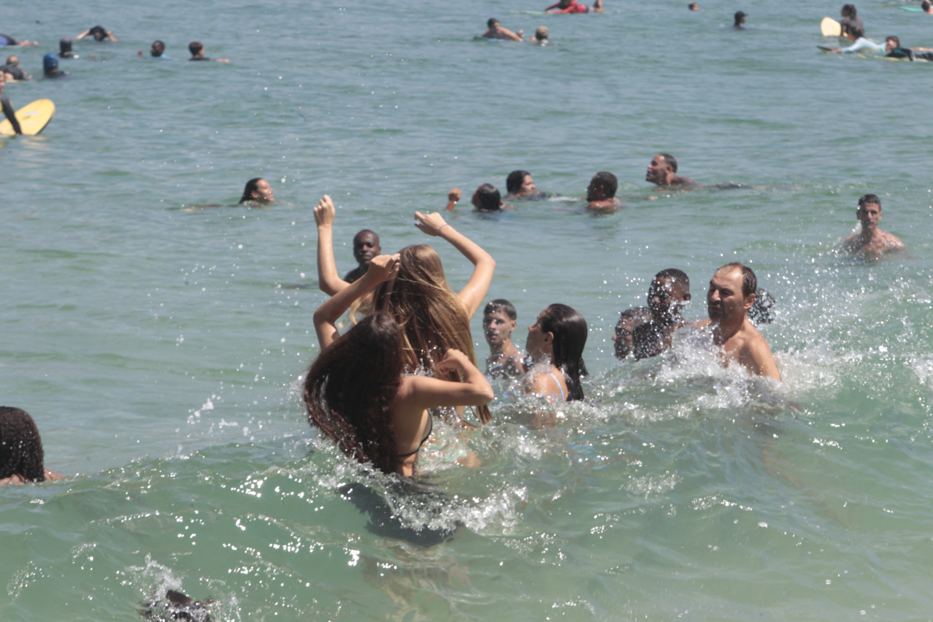 Cariocas e turistas aproveitaram &aacute;gua cristalina da Praia do Arpoador - Reginaldo Pimenta / Agencia O Dia