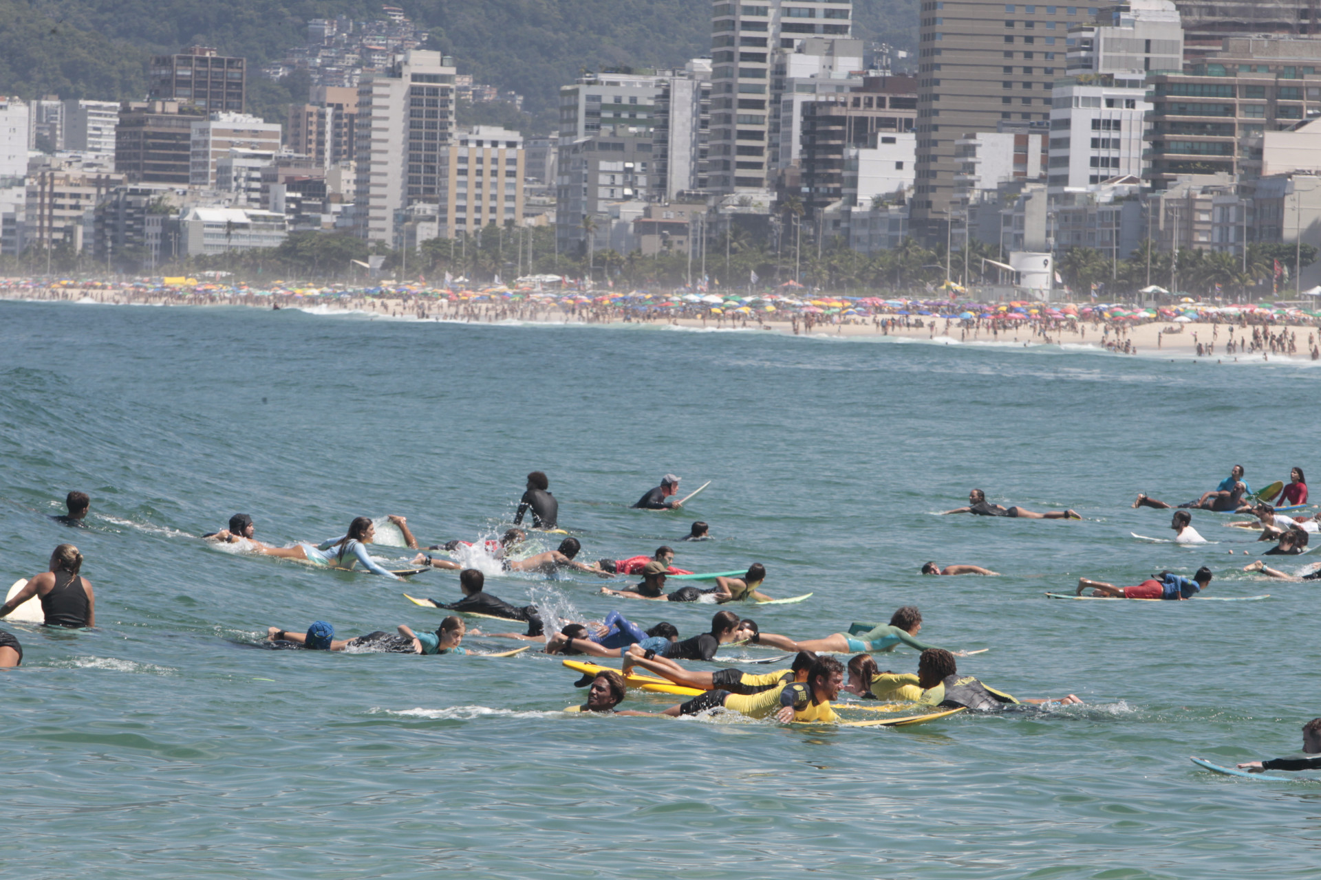 Surfistas desfrutaram das ondas para praticar o esporte na Praia do Arpoador - Reginaldo Pimenta / Agencia O Dia