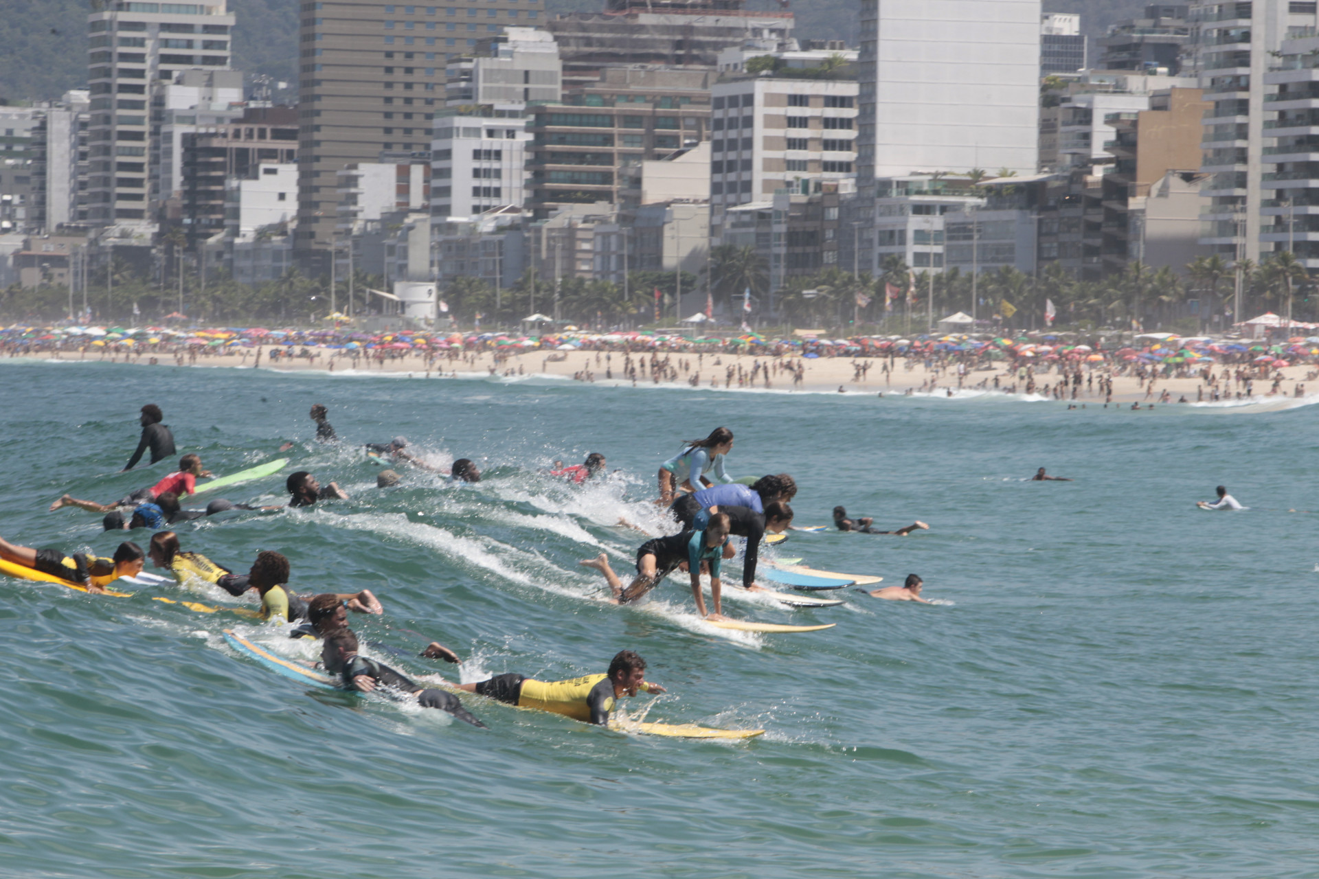 Surfistas desfrutaram das ondas para praticar o esporte na Praia do Arpoador - Reginaldo Pimenta / Agencia O Dia