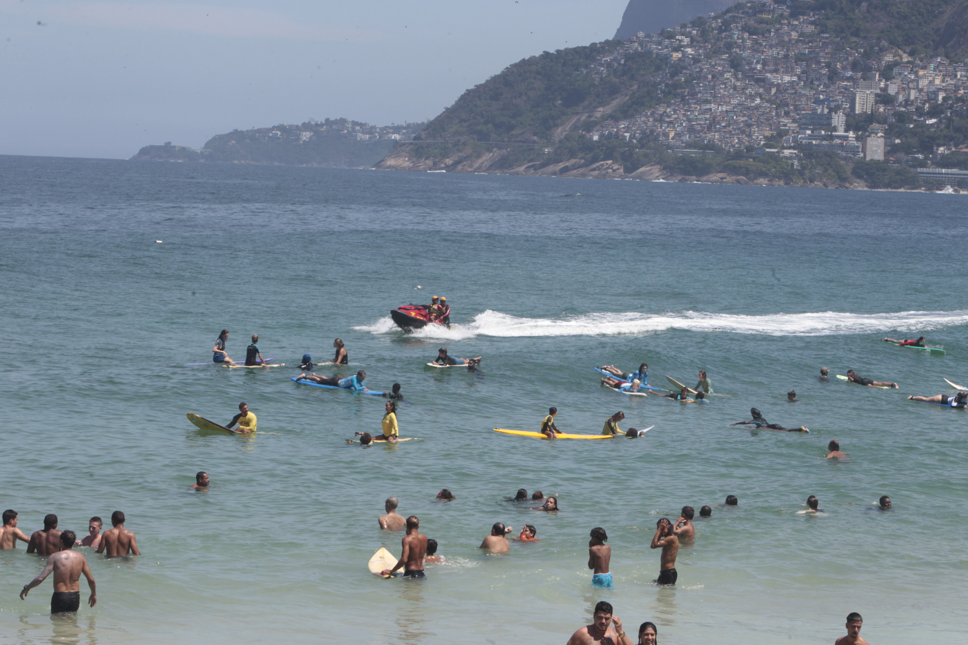 Cariocas e turistas aproveitaram &aacute;gua cristalina da Praia do Arpoador - Reginaldo Pimenta / Agencia O Dia
