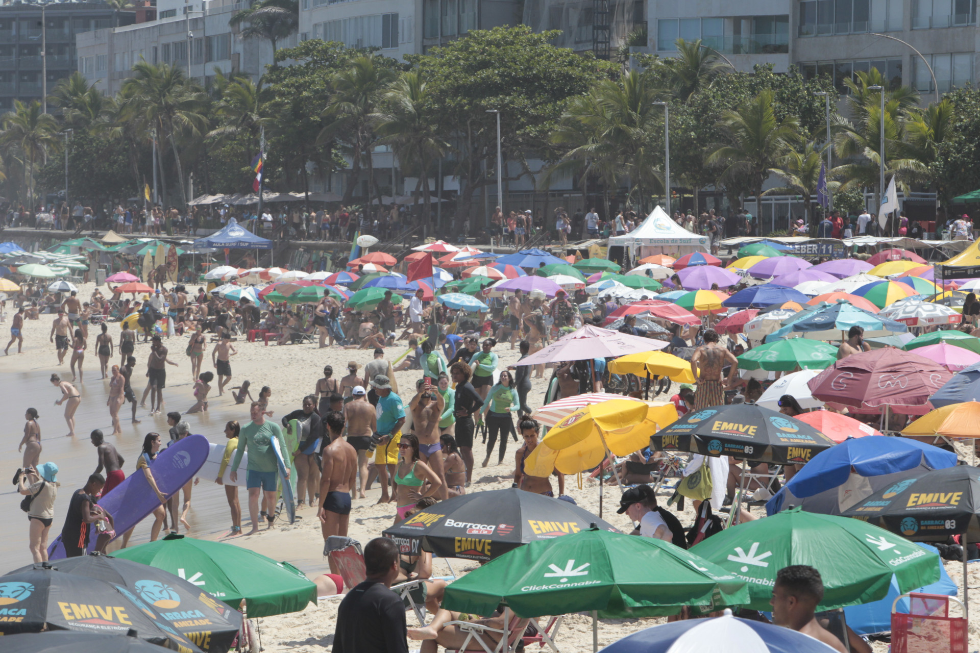 Praia do Arpoador, na Zona Sul, ficou lotada neste domingo (23) ensolarado - Reginaldo Pimenta / Agencia O Dia