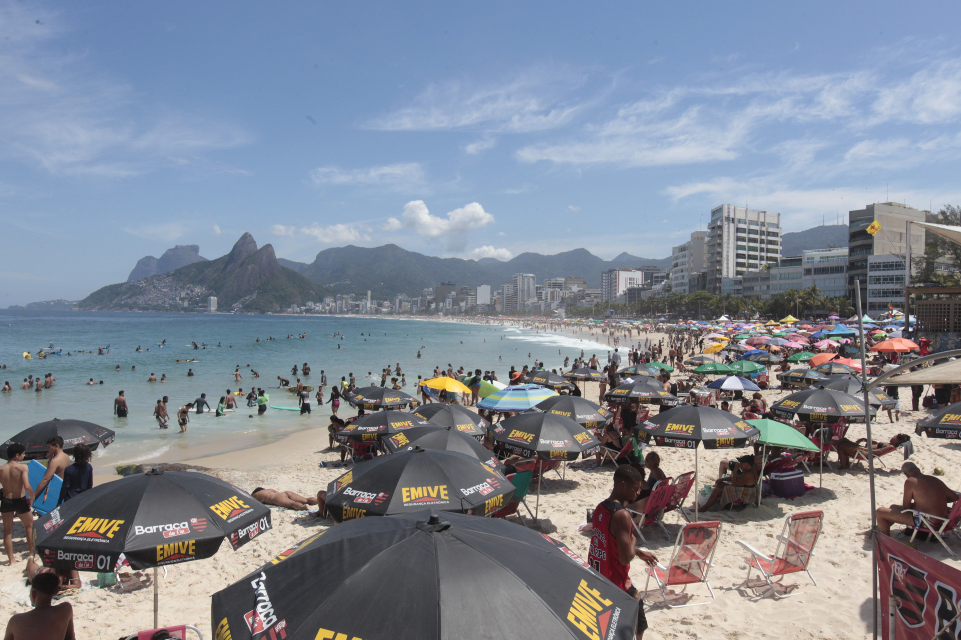 Praia do Arpoador, na Zona Sul, ficou lotada neste domingo (23) ensolarado - Reginaldo Pimenta / Agencia O Dia