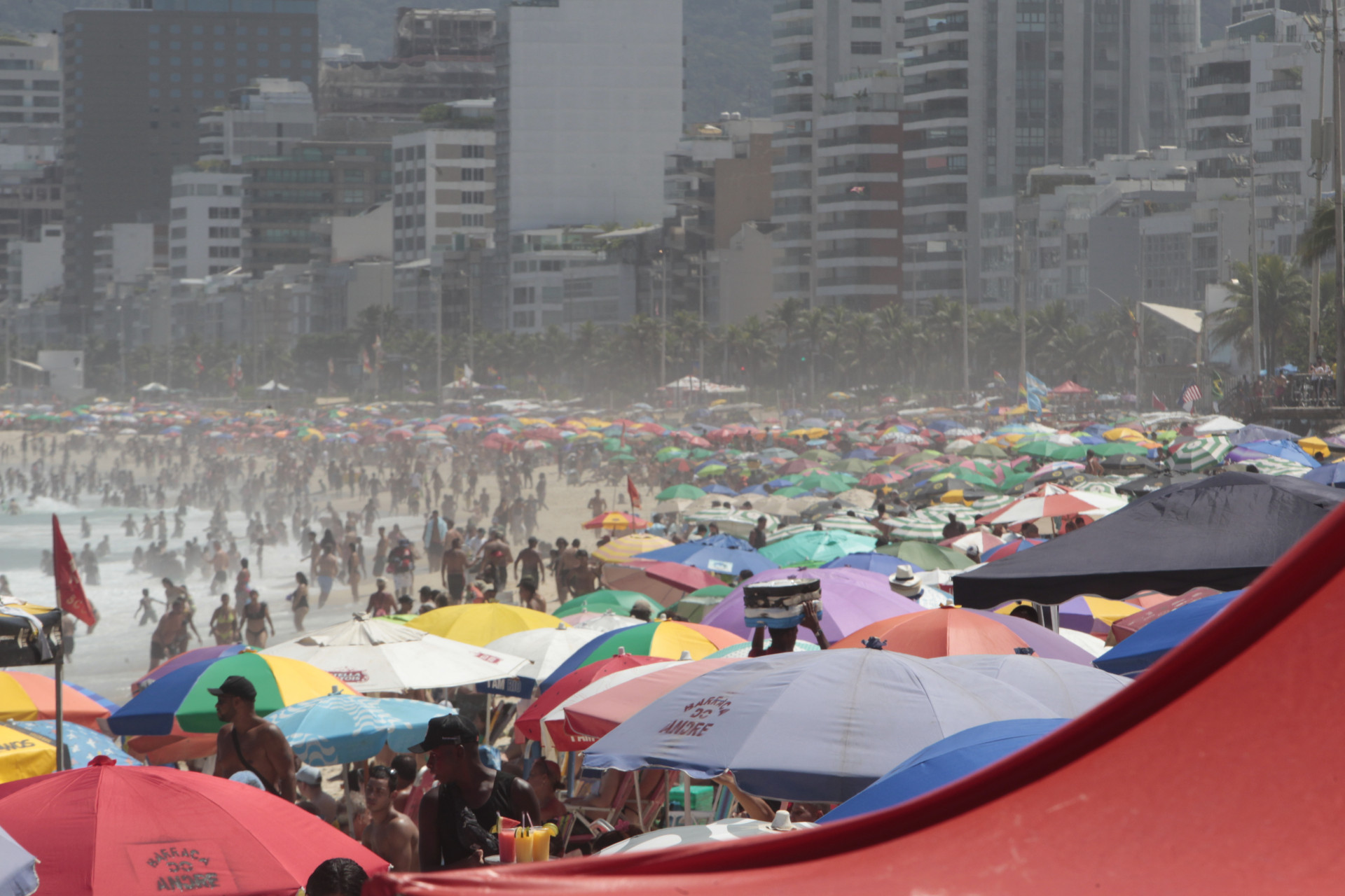 Praia do Arpoador, na Zona Sul, ficou lotada neste domingo (23) ensolarado - Reginaldo Pimenta / Agencia O Dia