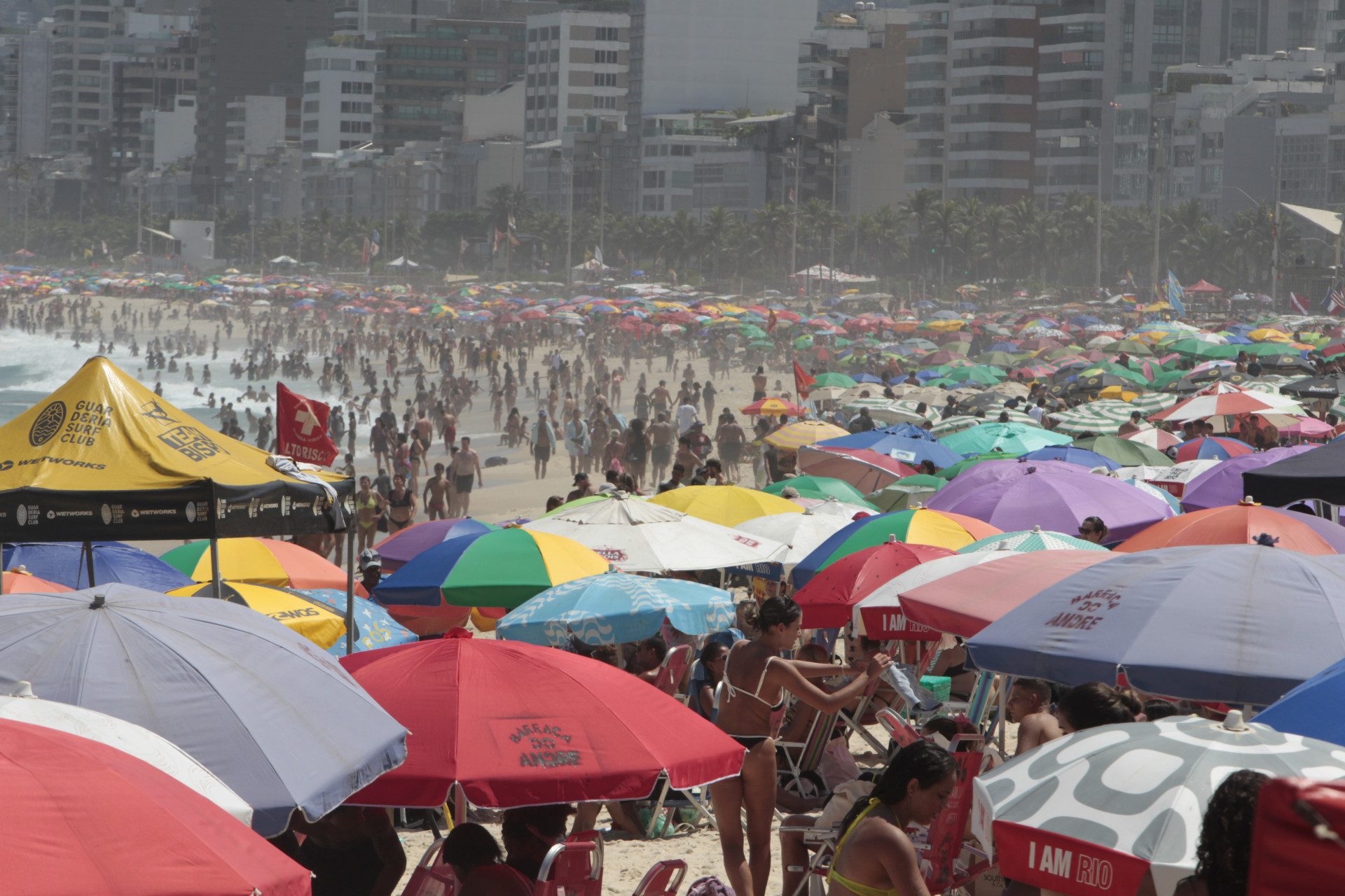 Praia do Arpoador, na Zona Sul, ficou lotada neste domingo (23) ensolarado - Reginaldo Pimenta / Agencia O Dia