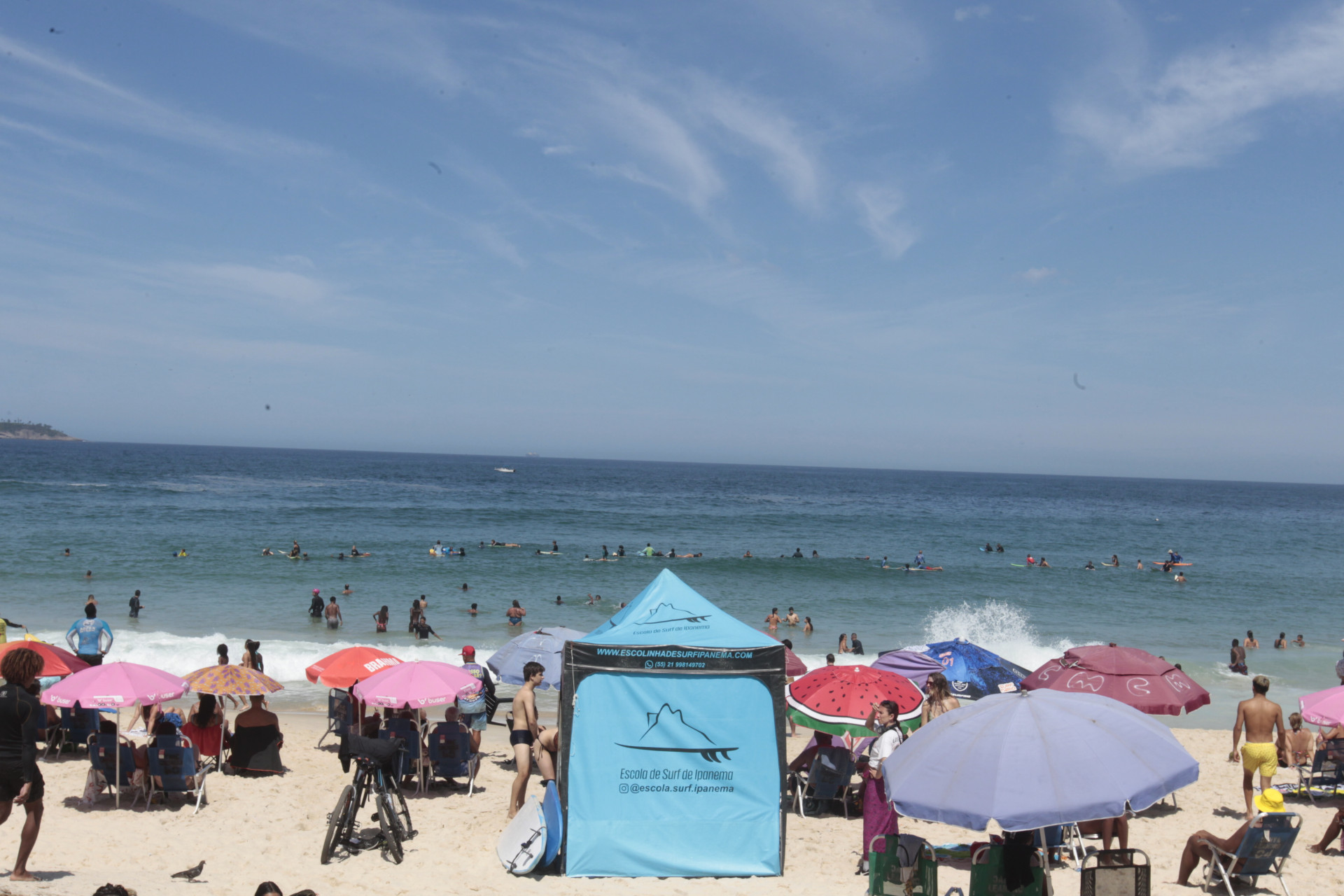 Praia do Arpoador, na Zona Sul, ficou lotada neste domingo (23) ensolarado - Reginaldo Pimenta / Agencia O Dia