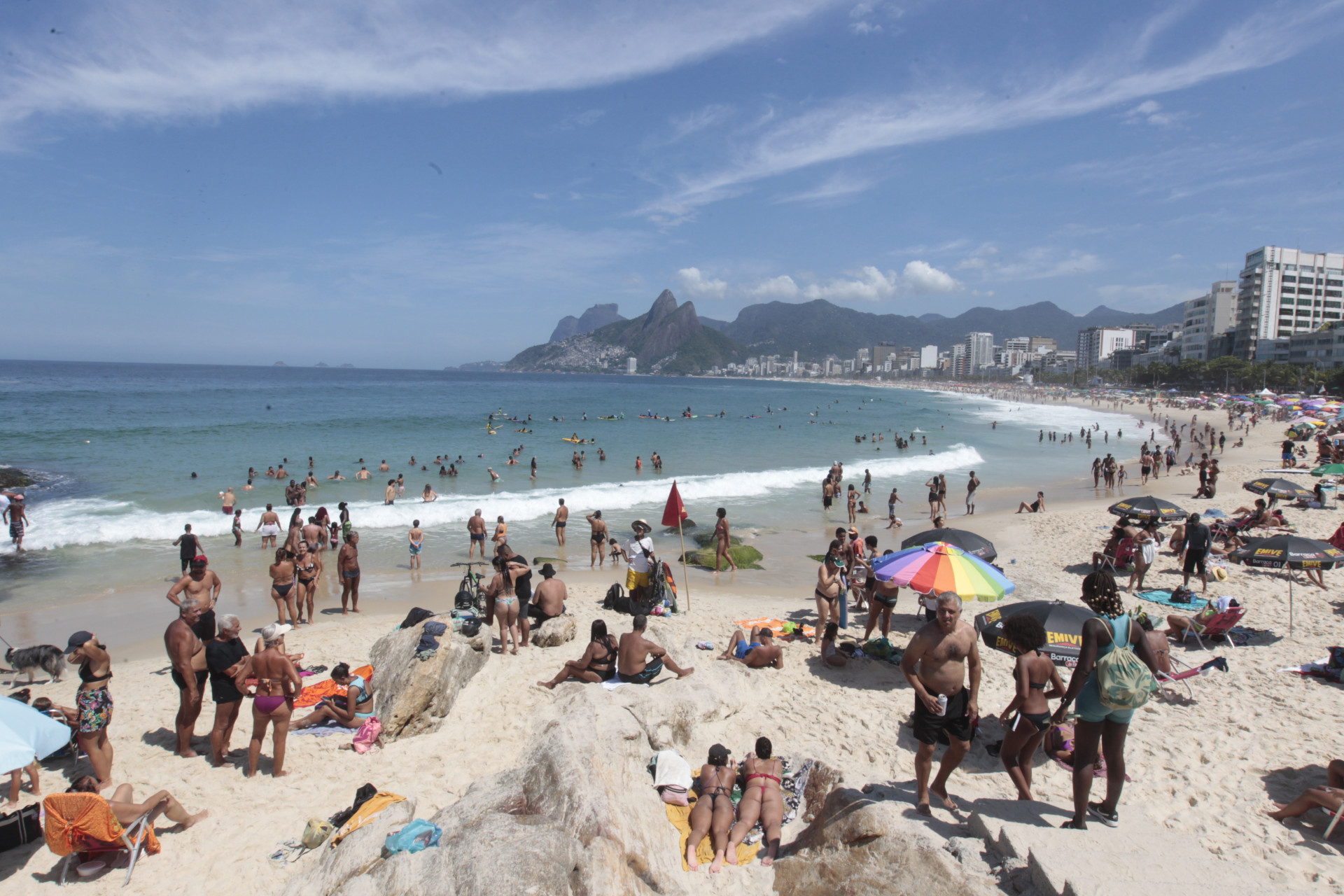 Praia do Arpoador, na Zona Sul, ficou lotada neste domingo (23) ensolarado - Reginaldo Pimenta / Agencia O Dia