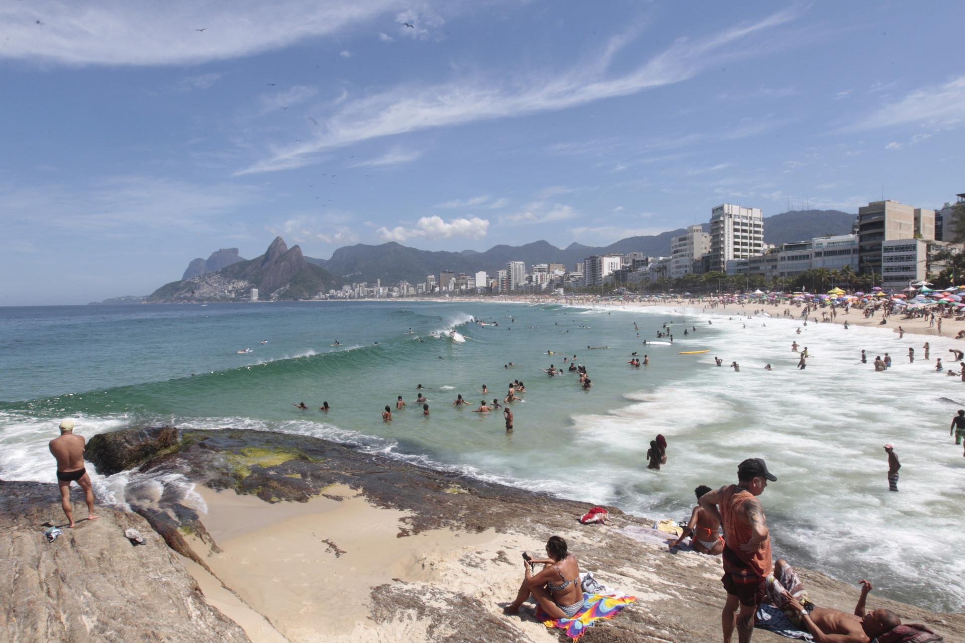Cariocas e turistas aproveitaram &aacute;gua cristalina da Praia do Arpoador - Reginaldo Pimenta / Agencia O Dia