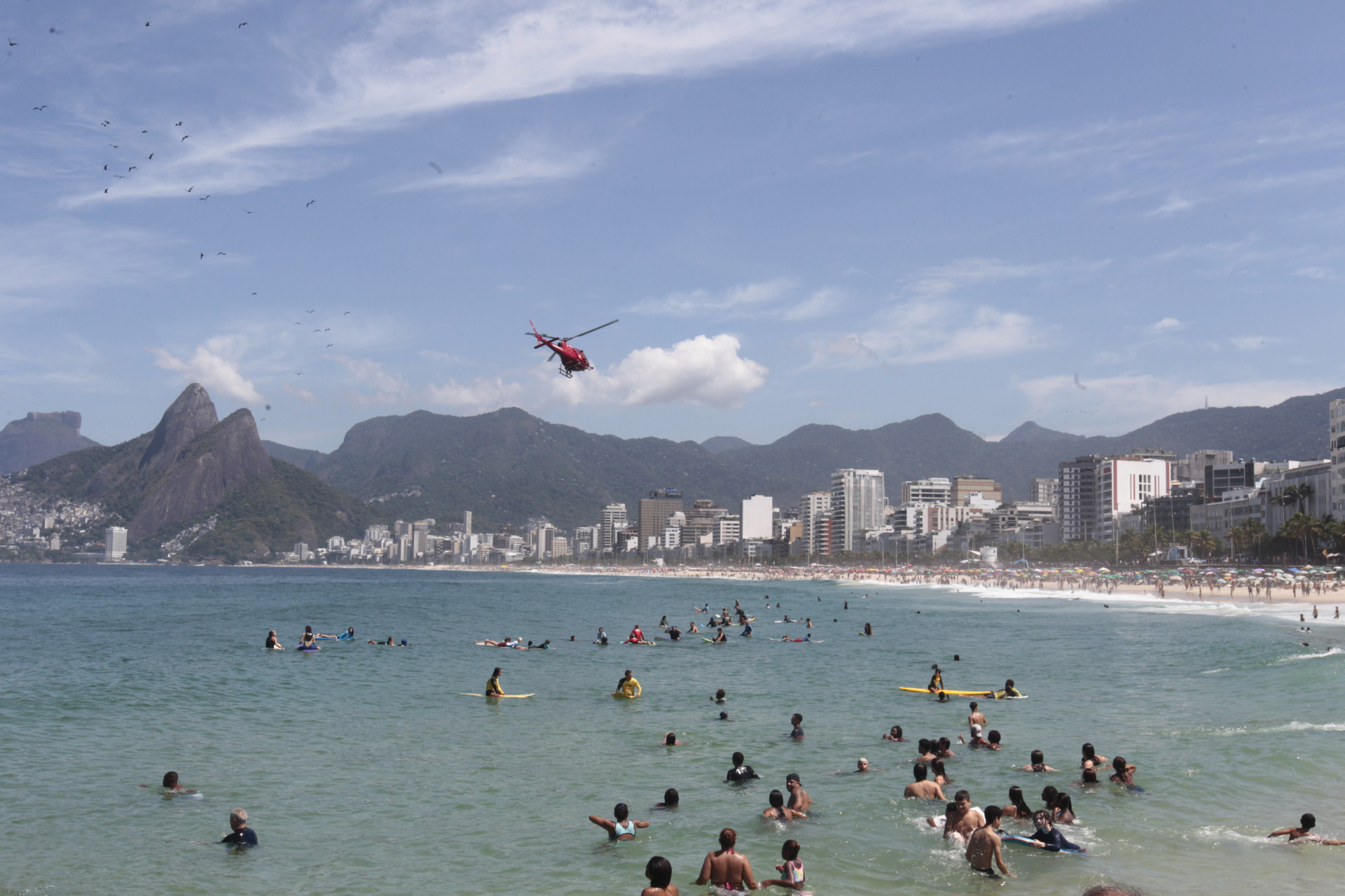 Cariocas e turistas aproveitaram &aacute;gua cristalina da Praia do Arpoador - Reginaldo Pimenta / Agencia O Dia