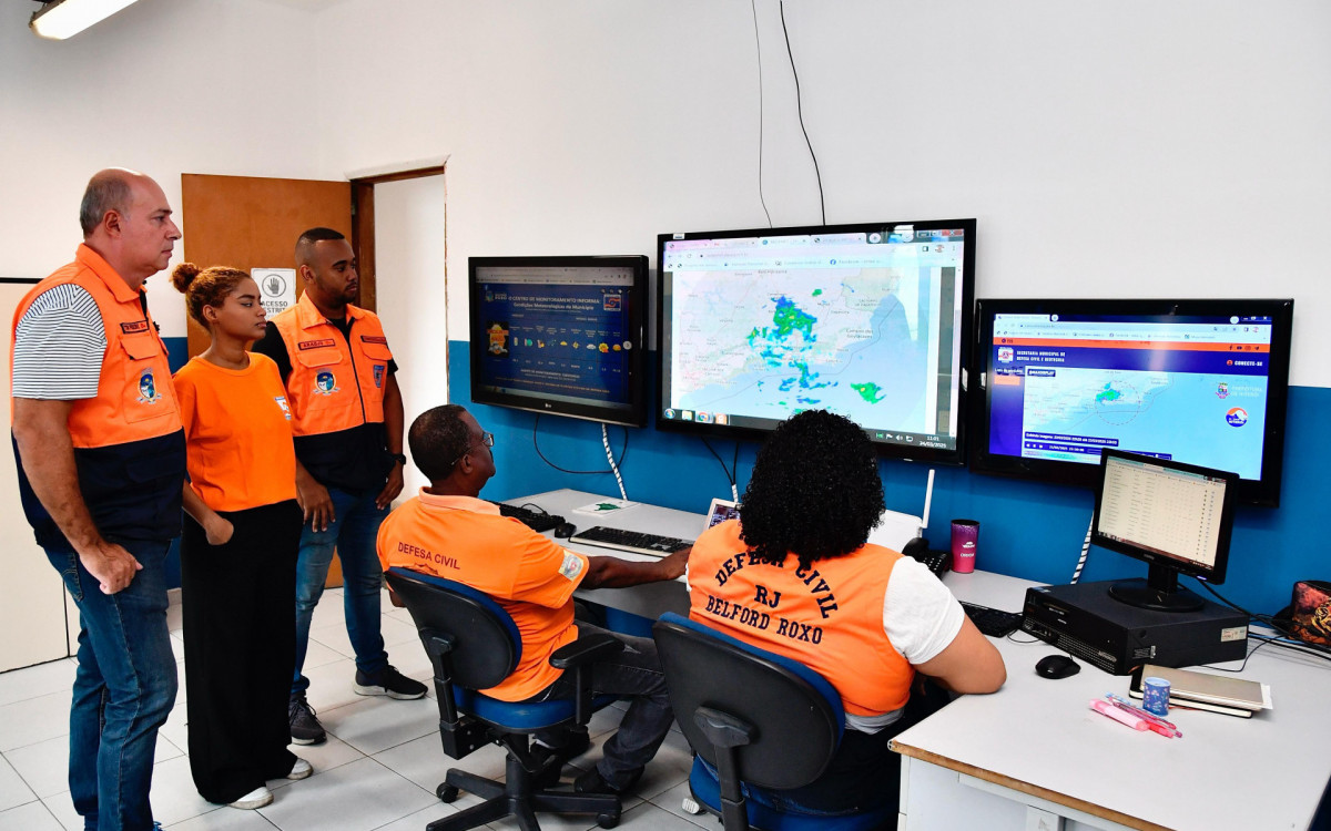 O secretário Evalder Perini observa a atuação dos agentes do Centro de Monitoramento