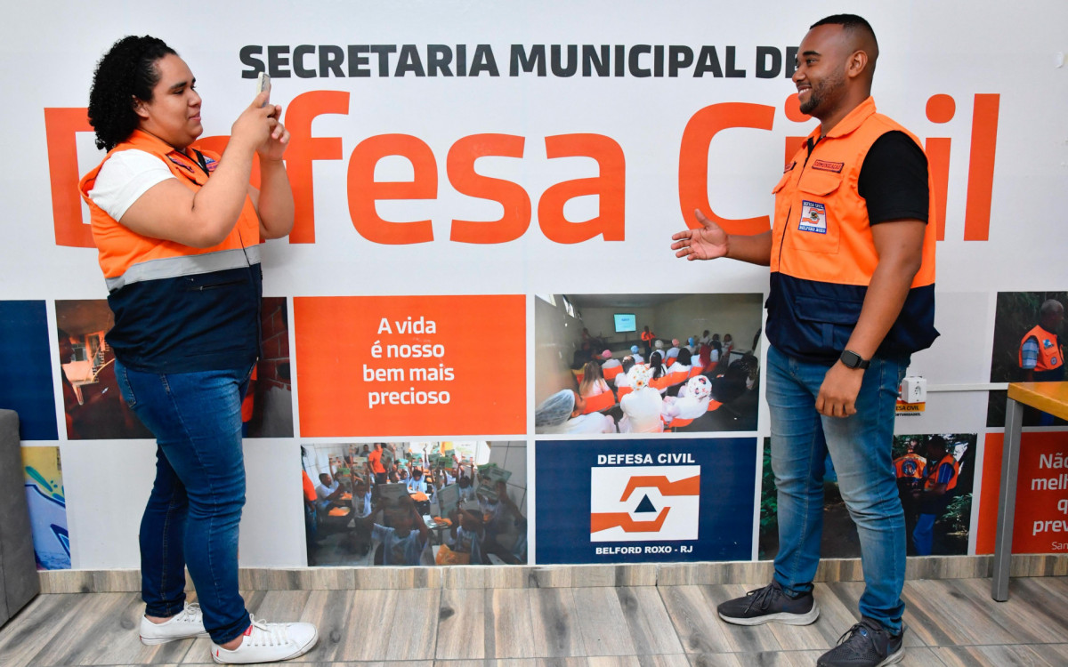 Daniel Araújo grava a previsão do tempo para informar aos moradores as condições climáticas