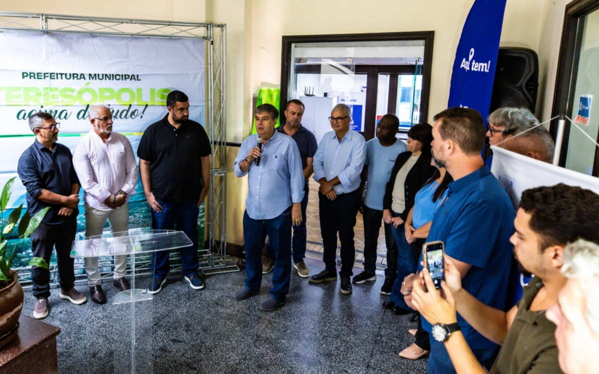 Deputado André Correa, Prefeito Leonardo Vasconcellos, vereadores e secretários na Prefeitura de Teresópolis