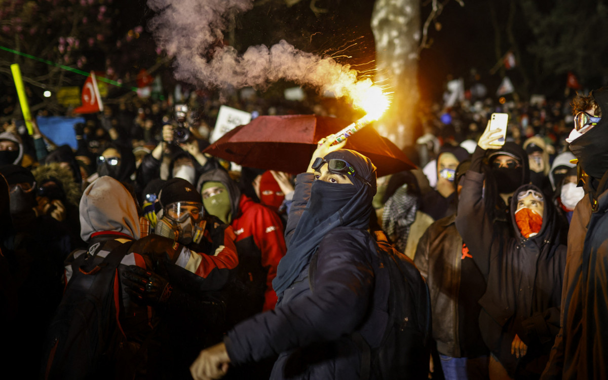 Milhares de manifestantes foram as ruas protestar contra deten&ccedil;&atilde;o de Ekrem  - Kemal Aslan/AFP