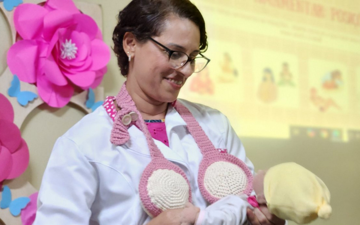O evento contou ainda com a palestra ?Amamentação sem medo? com a enfermeira Ozaléa Lima, que explicou sobre os cuidados com a posição correta para amamentar
