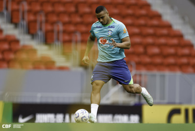 Zagueiro da Seleção revela que 'virou a casaca' na infância por causa de Ronaldo