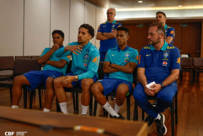 Endrick, Estêvão e Marquinhos incentivam jogadores da Seleção sub-17