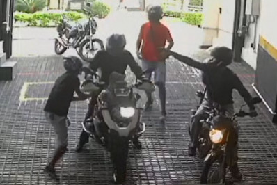 Vídeo: advogado é cercado em garagem de prédio e tem moto de luxo roubada