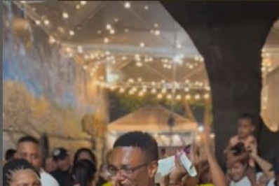 Influenciador do Botafogo é recebido com festa e aplausos em bar na Penha