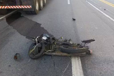 Acidente entre dois carros e uma moto deixa um morto no Espírito Santo