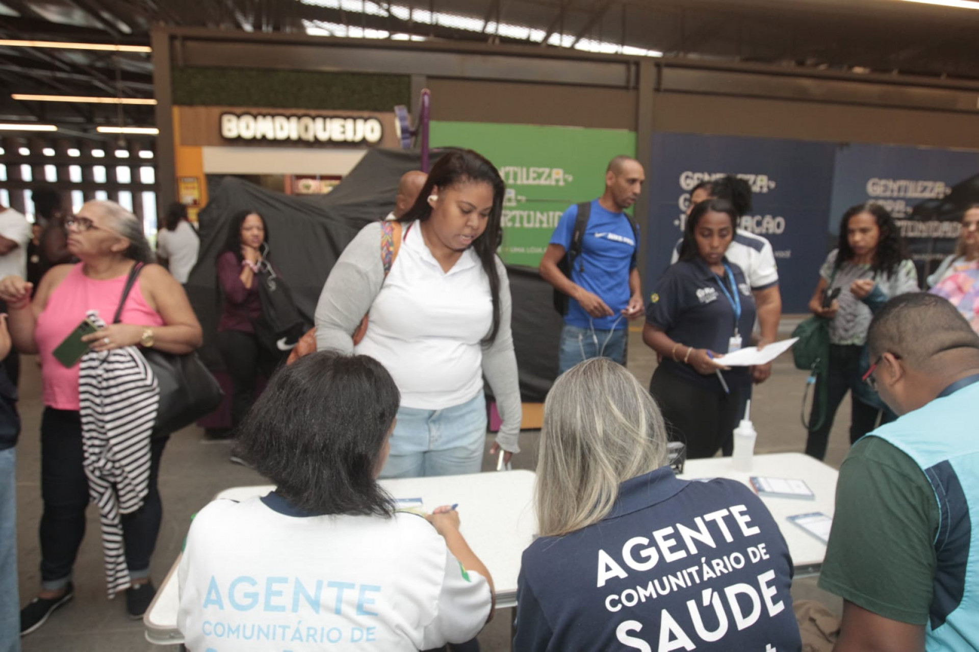 Joelma Moura aproveitou a campanha para se vacinar contra o sarampo no Terminal Gentileza - Reginaldo Pimenta/Agência O DIA