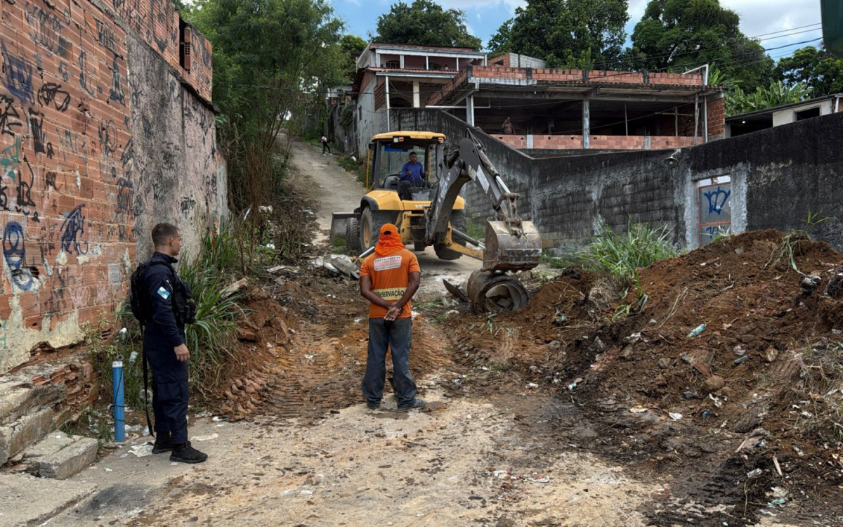 As barricadas construídas impedem a entrada da Polícia e o direito de ir e vir do cidadão