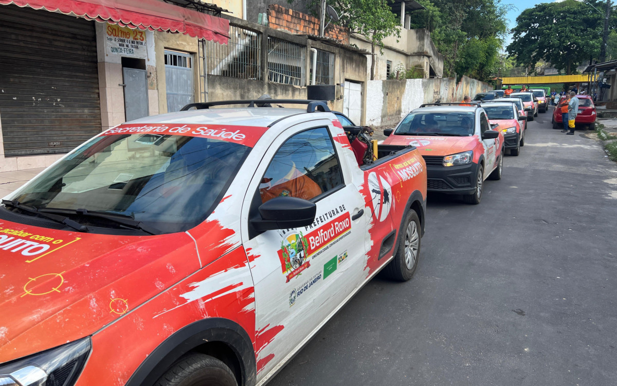 Os carros- fumacês que percorrem os bairros do município pulverizando as ruas contra o mosquito adulto do Aedes aegypti