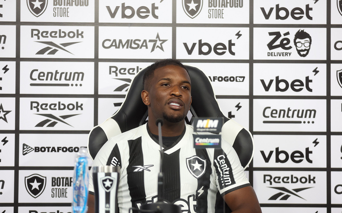 Apresentacao de Elias Manoel do Botafogo no Estadio Nilton Santos. 25 de Marco de 2025, Rio de Janeiro, RJ, Brasil. Foto: Vitor Silva/Botafogo.
Imagem protegida pela Lei do Direito Autoral Nº 9.610, DE 19 DE FEVEREIRO DE 1998. Sendo proibido qualquer uso comercial, remunerado e manipulacao/alteracao da obra.