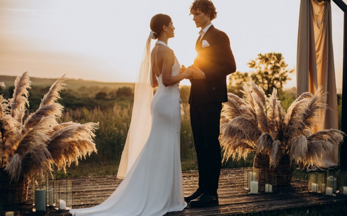 As caracter&iacute;sticas do outono podem favorecer a celebra&ccedil;&atilde;o de casamentos nesta &eacute;poca do ano (Imagem: PH888 | Shutterstock)