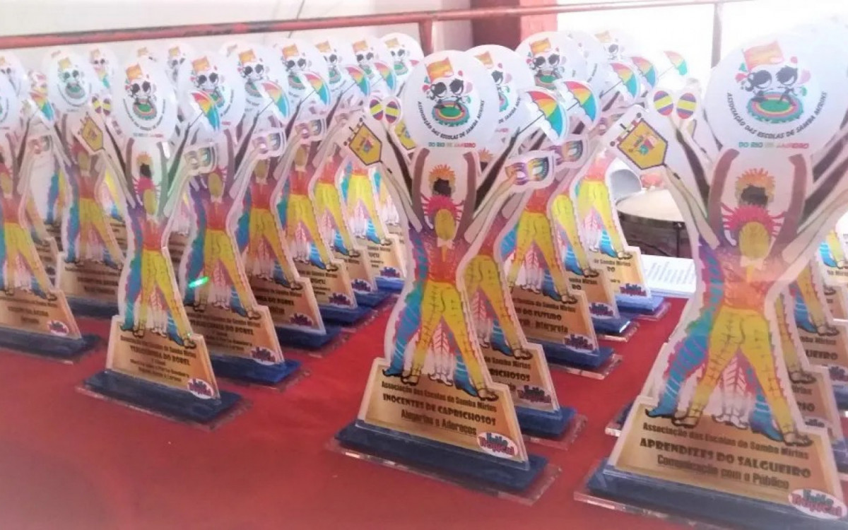 Troféus dados aos vencedores do Estandarte Mirim