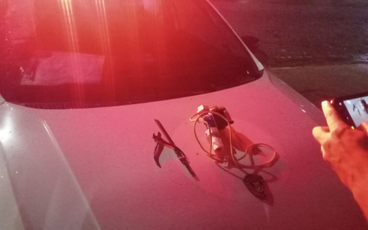 Com o homem detido os agentes apreenderam uma mochila com uma faca, um alicate de corte e o hidrômetro furtado