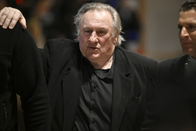 Ator francês Depardieu, julgado por agressões sexuais, nega 'apalpar' mulheres